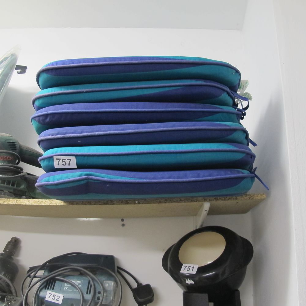 Lot 757: 6 seat pads
