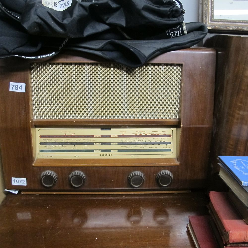 Lot 784: antique radio 