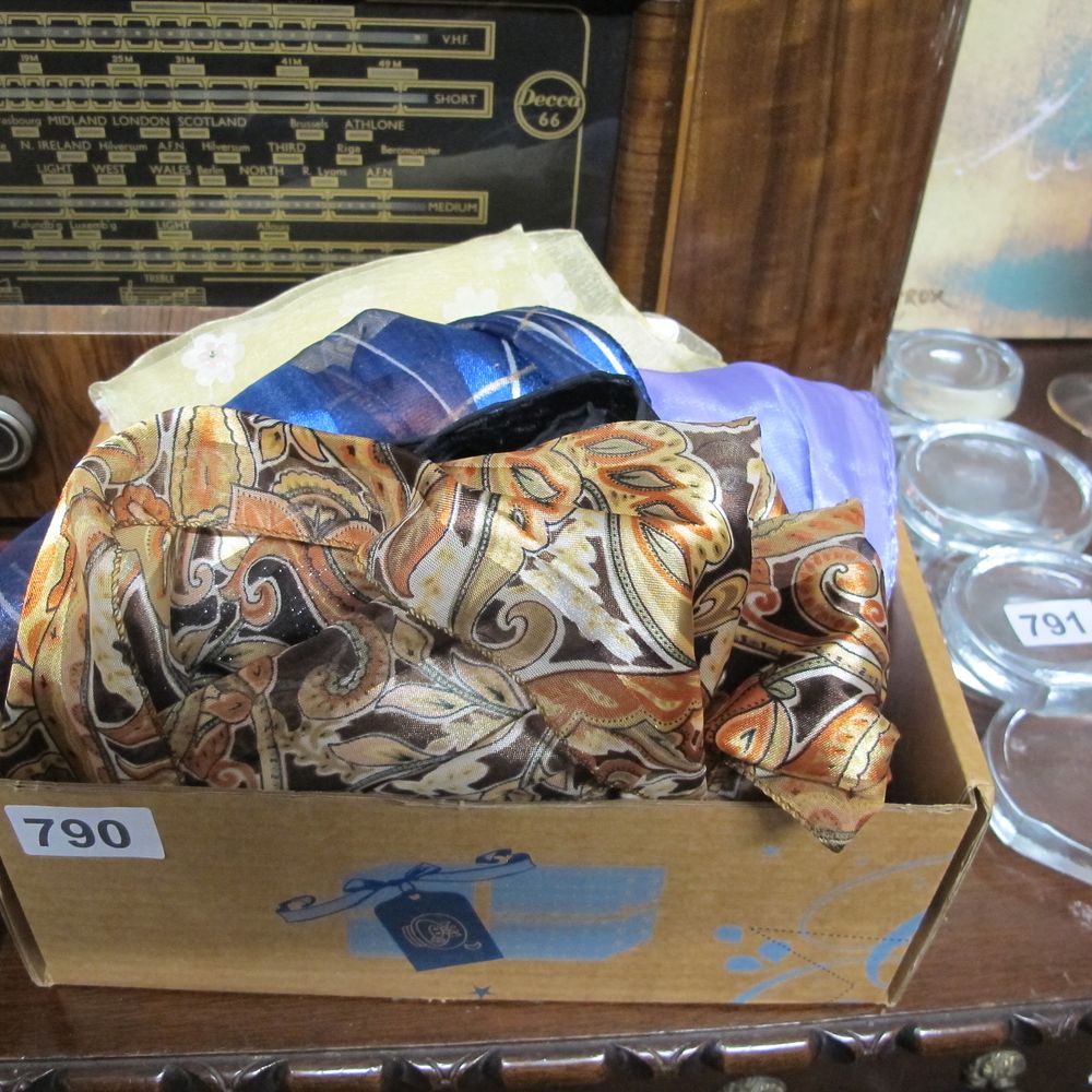 Lot 790: large collection of scarves
