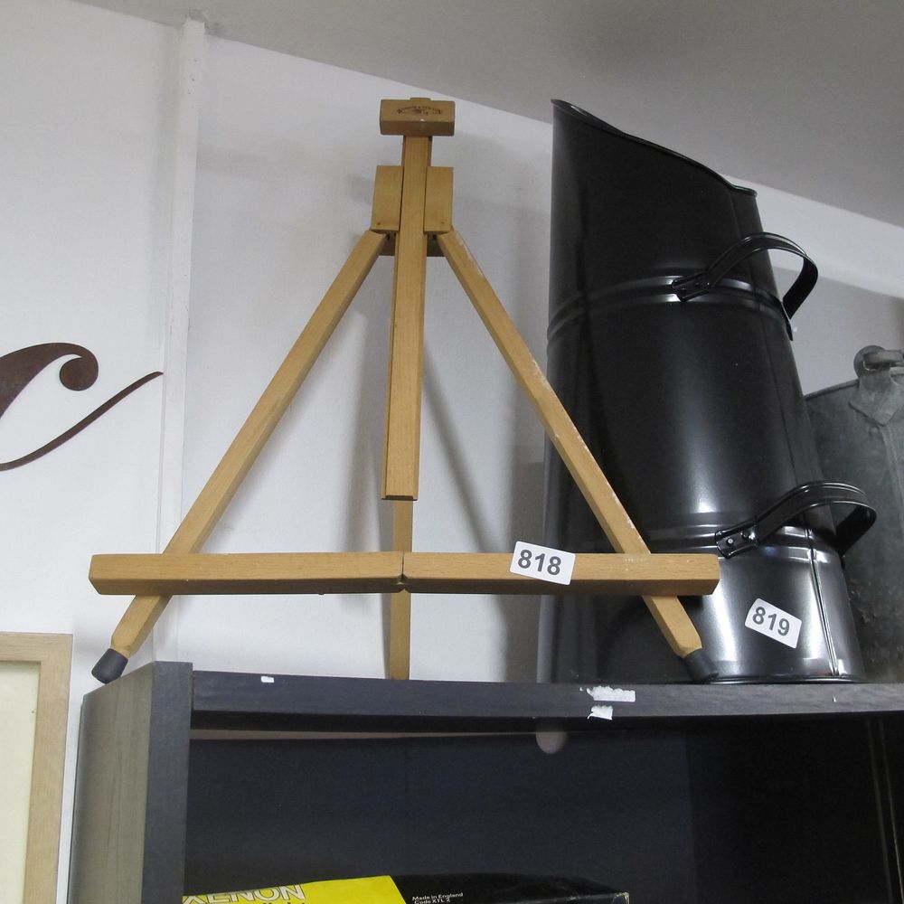 Lot 818: table top easel