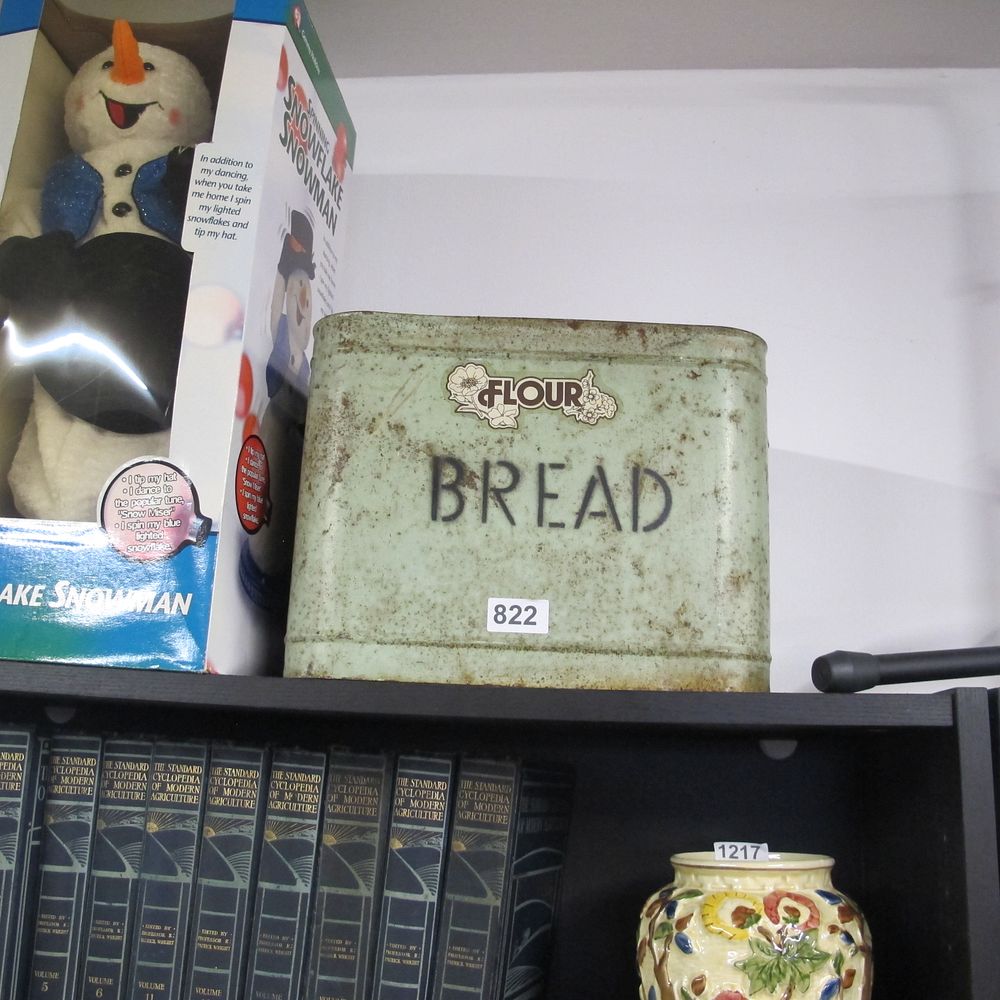 Lot 822: vintage bread / flour tin
