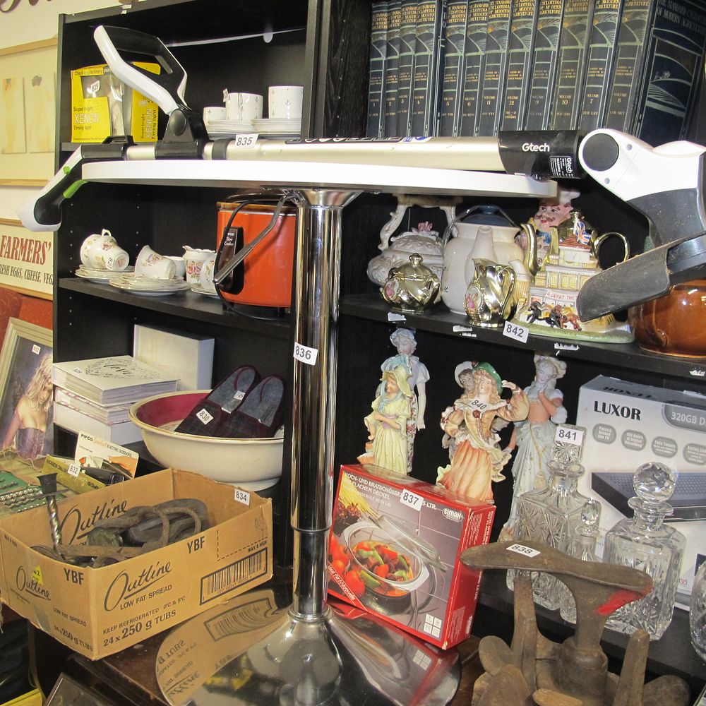 Lot 836: cordless strimmer