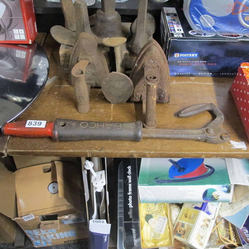 Lot 839: vintage Bahco Swedish carpenters hammer action nail puller
