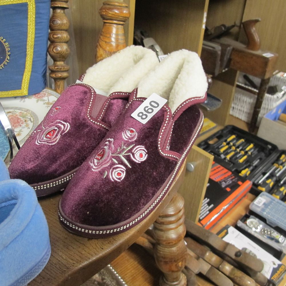 Lot 860: ladies slippers new 7