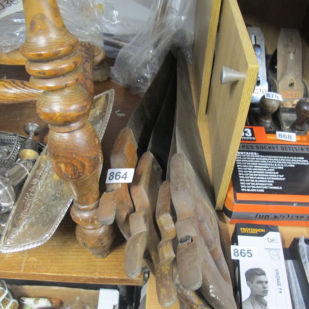 Lot 864: set of 4 vintage wooden handled saws