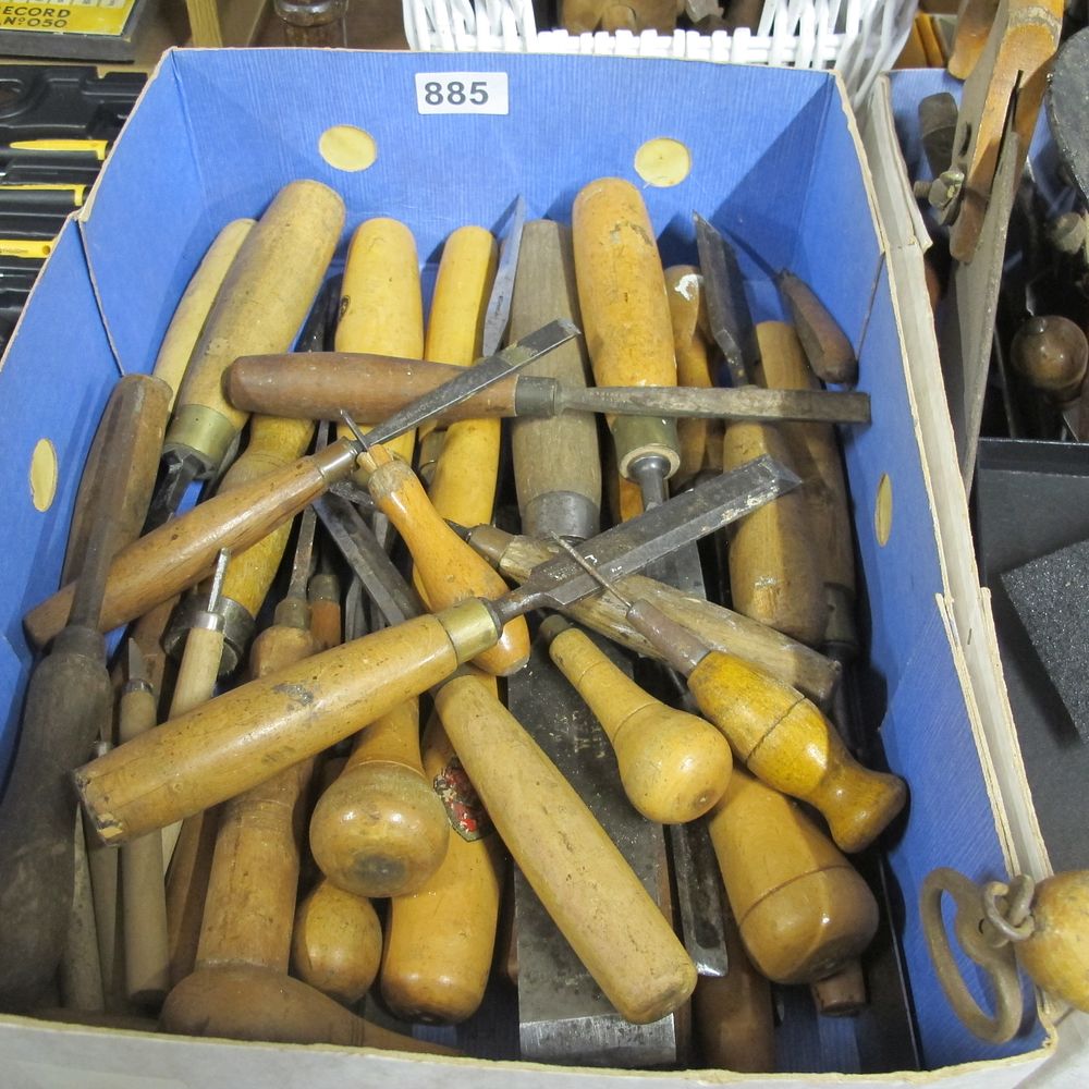 Lot 885: xl collection of various sized wood chisels