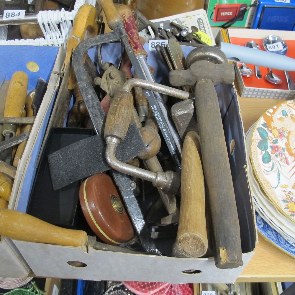 Lot 886: box of misc