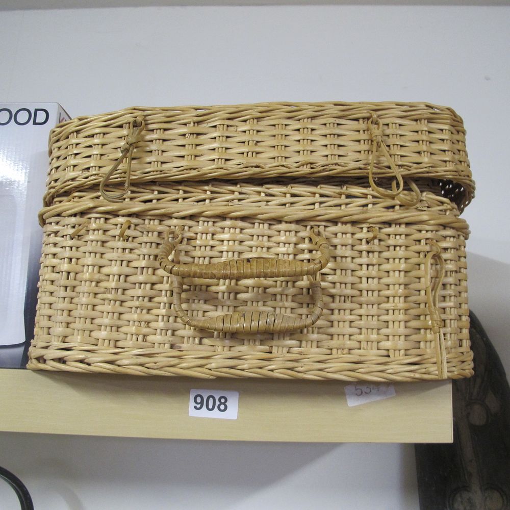 Lot 908: picnic basket