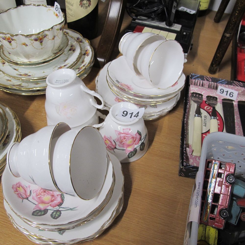 Lot 914: collection of pretty floral china