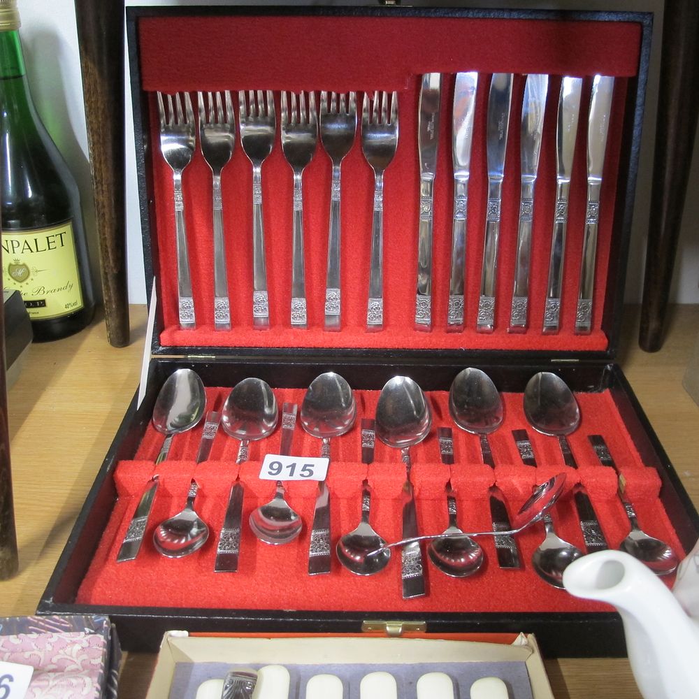 Lot 915: canteen of cutlery
