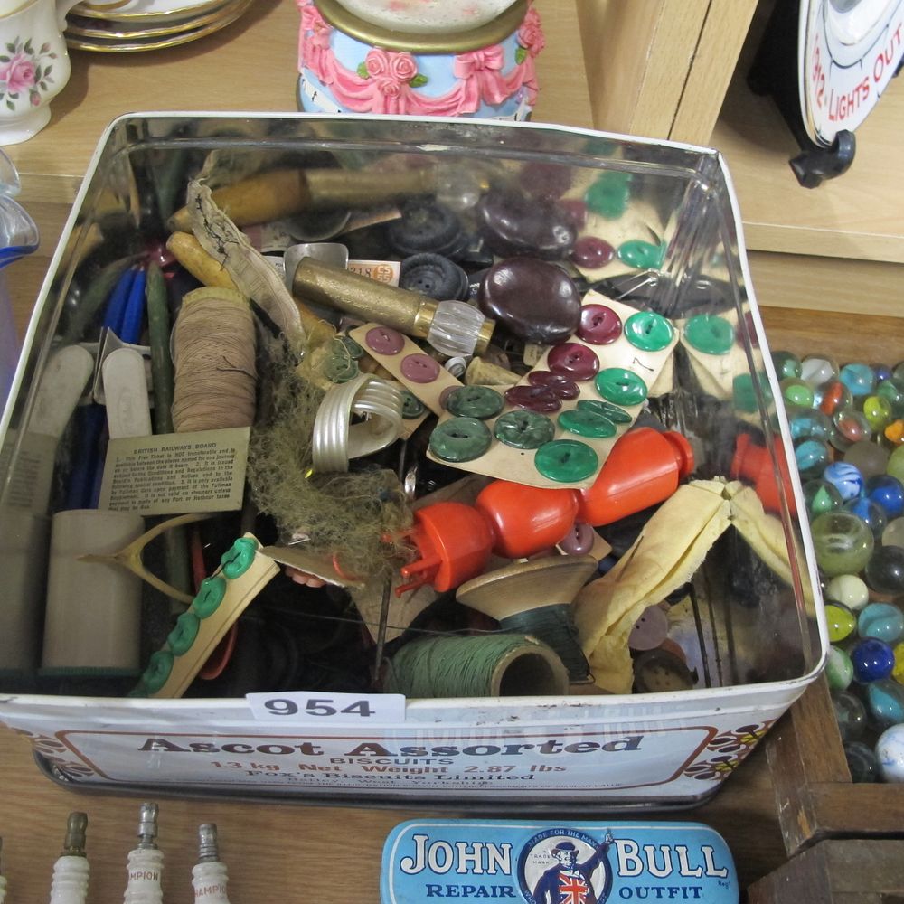 Lot 954: misc box of sewing bits