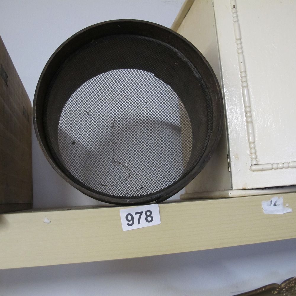 Lot 978: gardening sieve