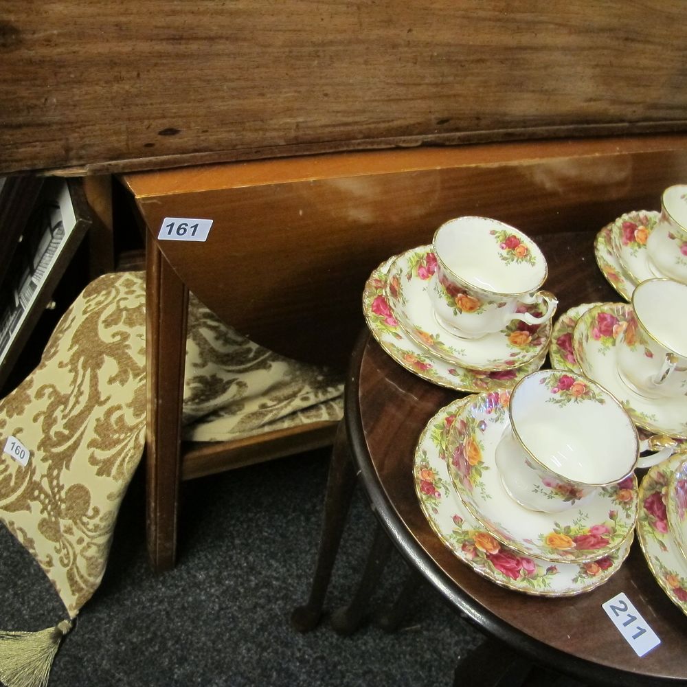 Lot 161: Drop leaf table