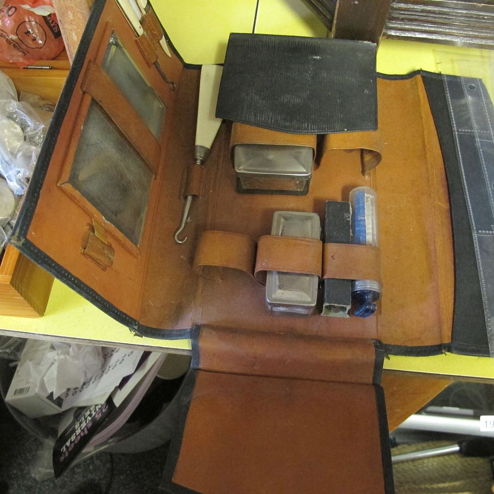 Lot 185: Vintage vanity set