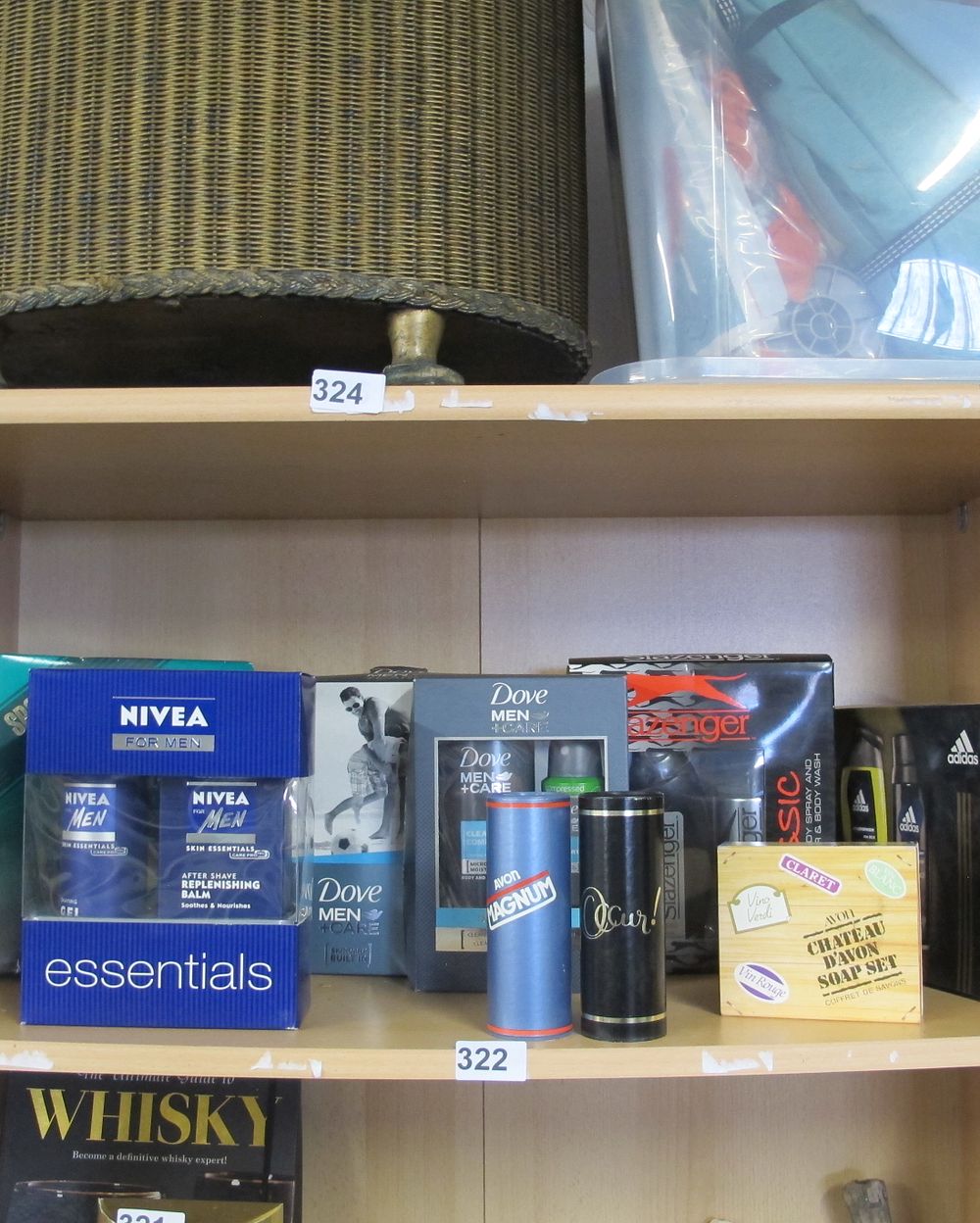 Lot 322: mens toiletry gift sets