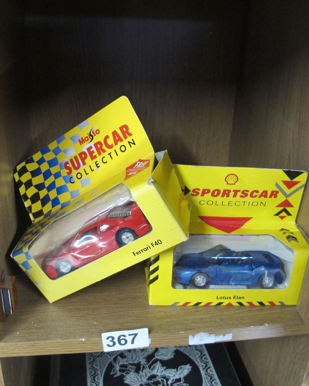 Lot 367: 2 Maisto die cast cars