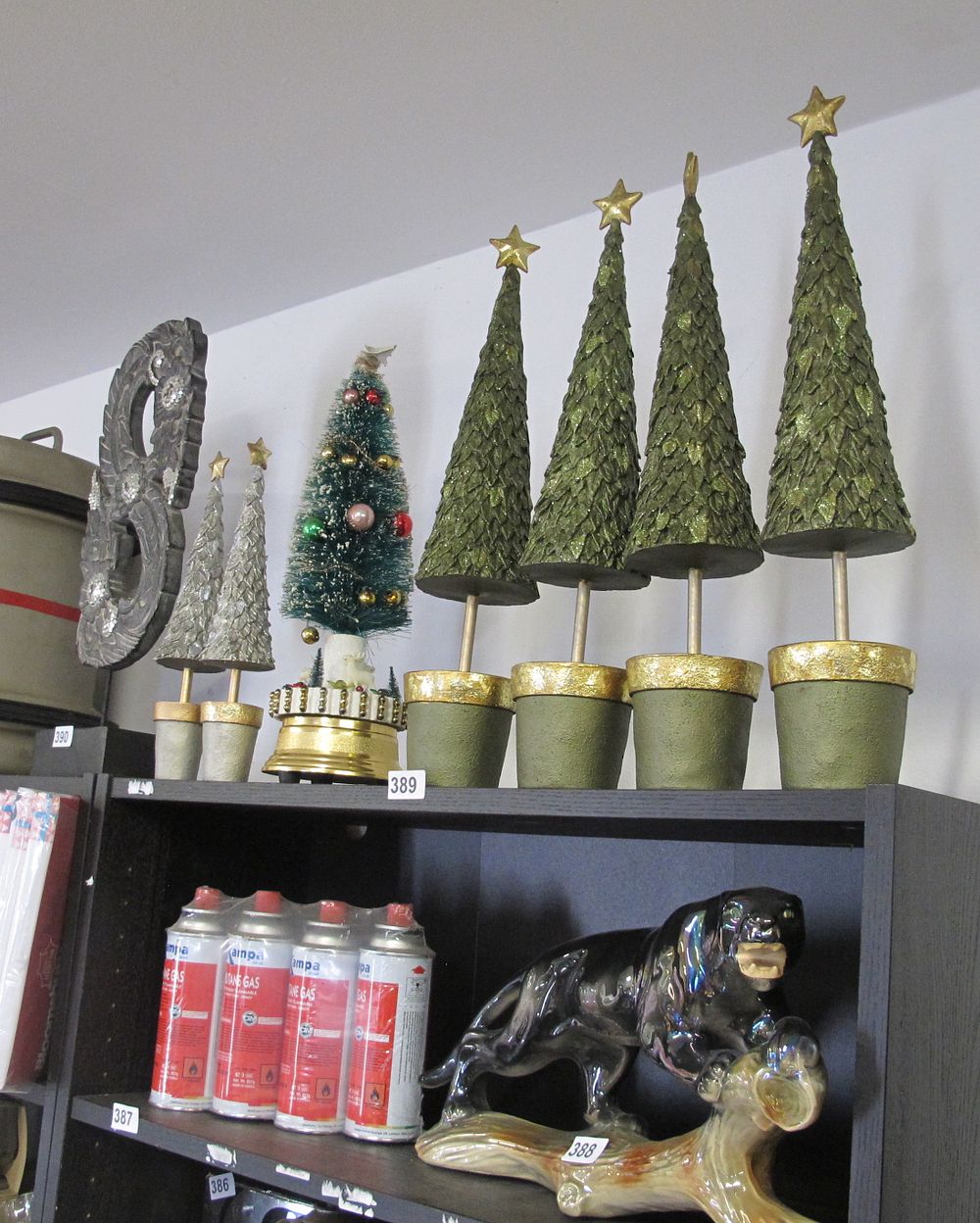 Lot 389: christmas items