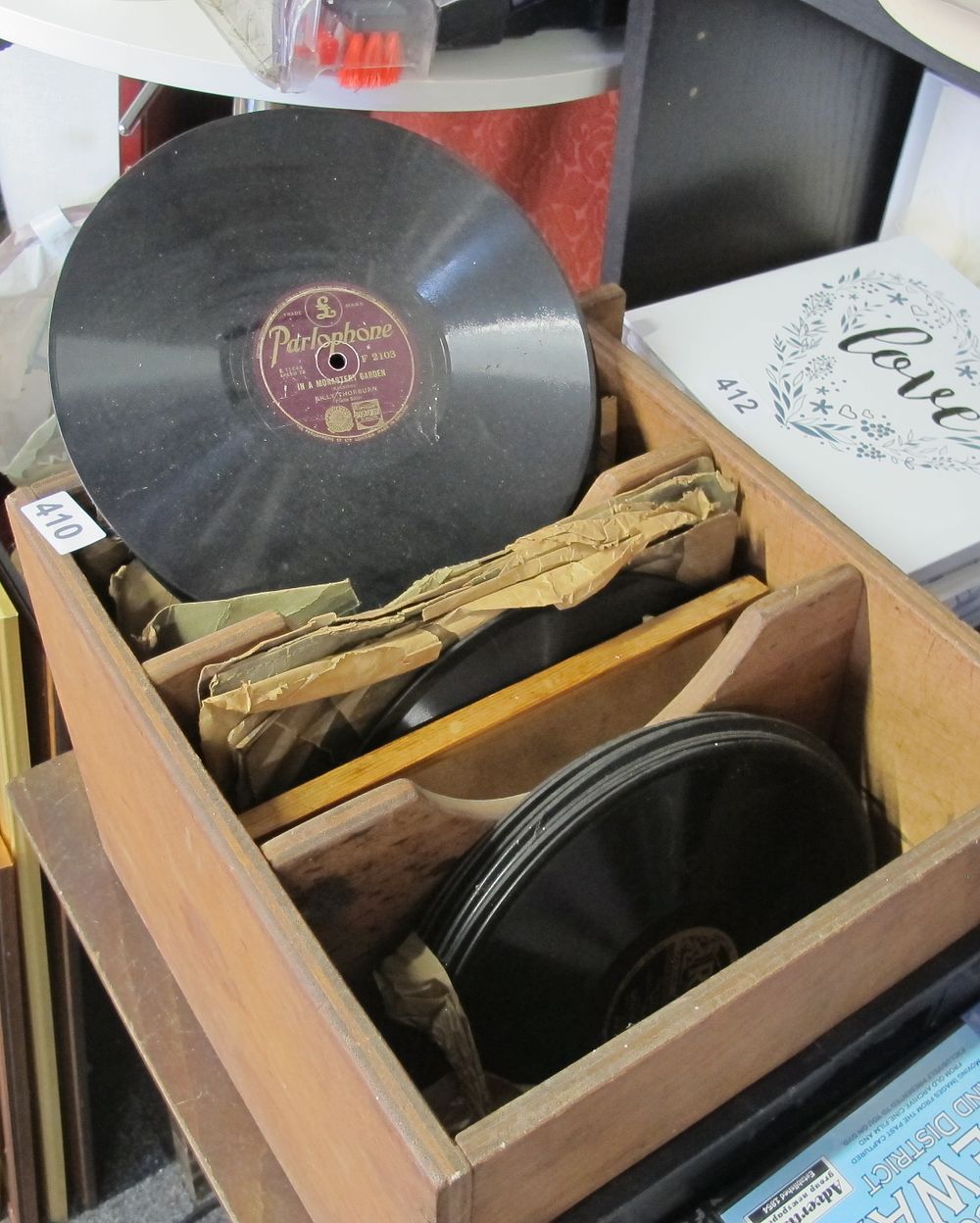 Lot 410: qty of vintage 78s