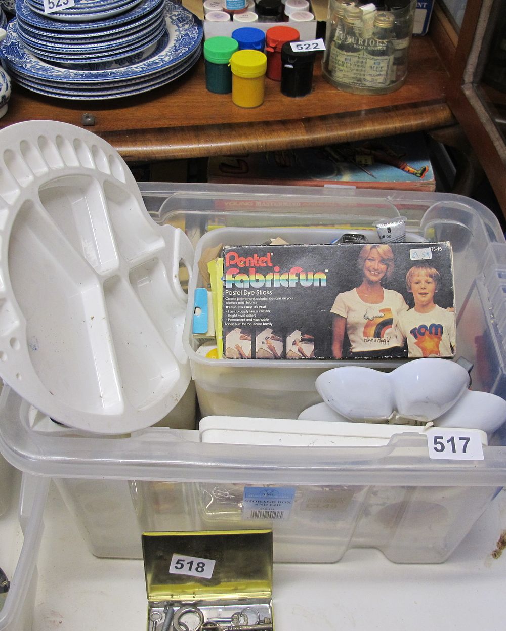 Lot 517: tub of crafts