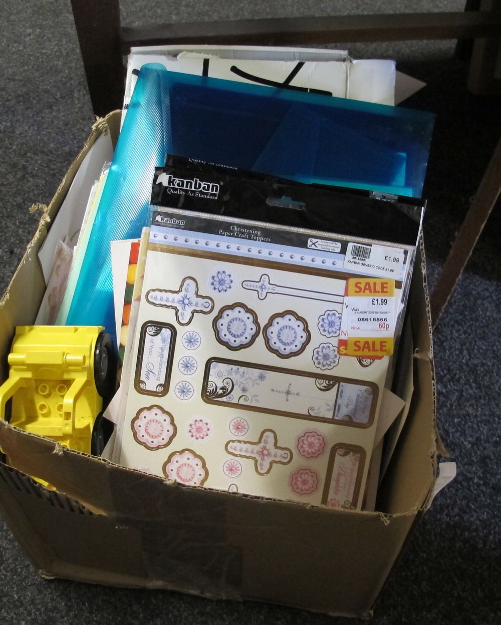 Lot 561: box of craft materials