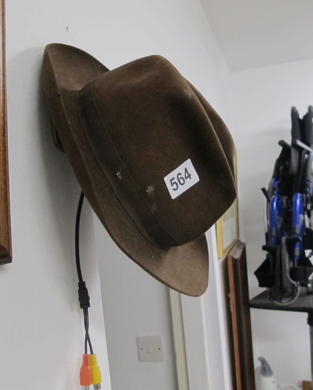 Lot 564: hat