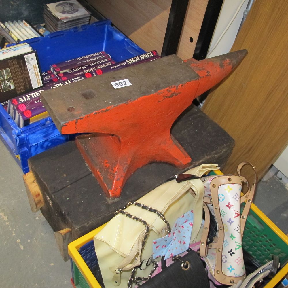 Lot 602: quality vintage anvil