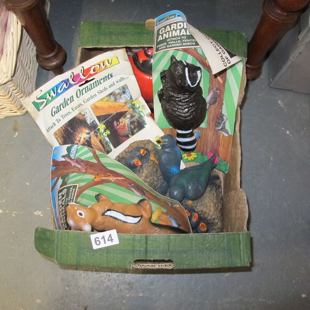 Lot 614: Large box of misc gardening bits and bobs...