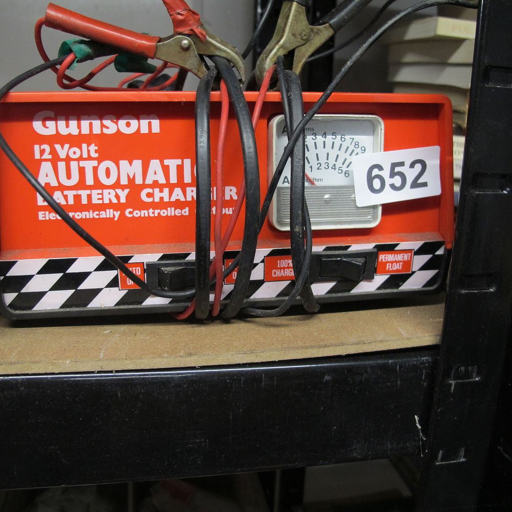 Lot 652: battery charger