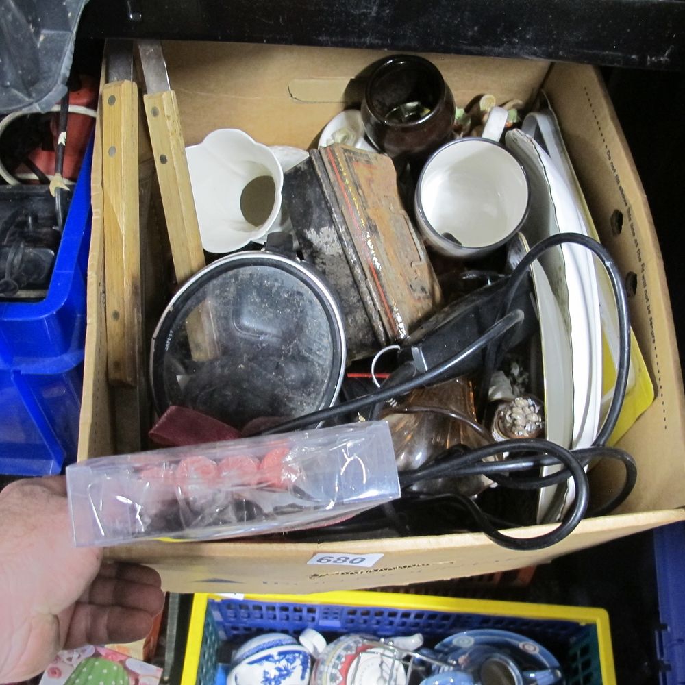 Lot 680: Large box of misc kitchenalia