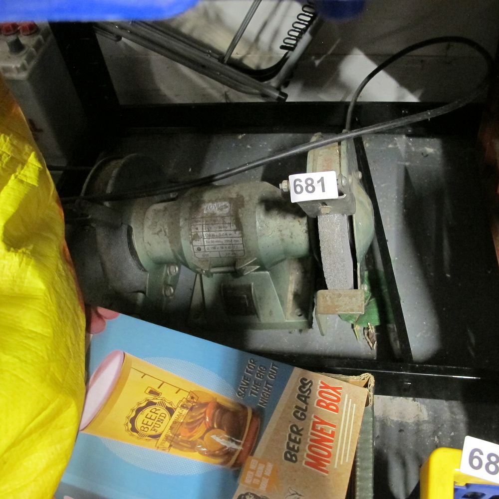 Lot 681: bench grinder