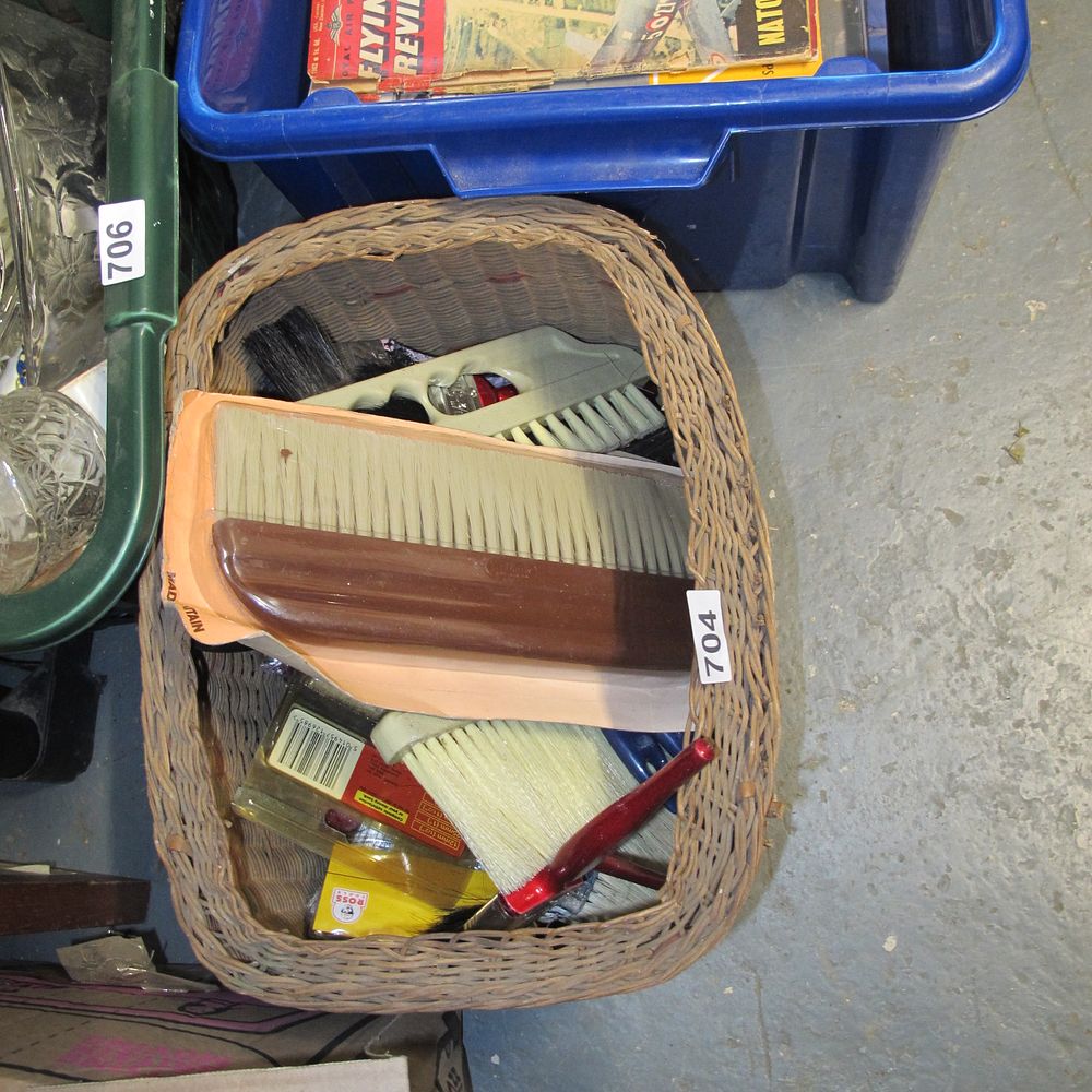 Lot 704: asst of wallpaper brushes