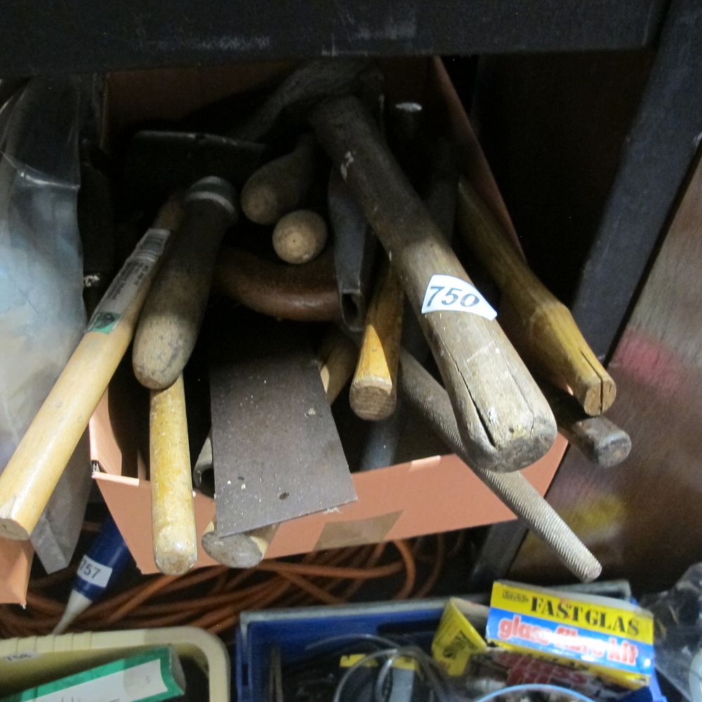 Lot 750: tub of vintage carpentry tools