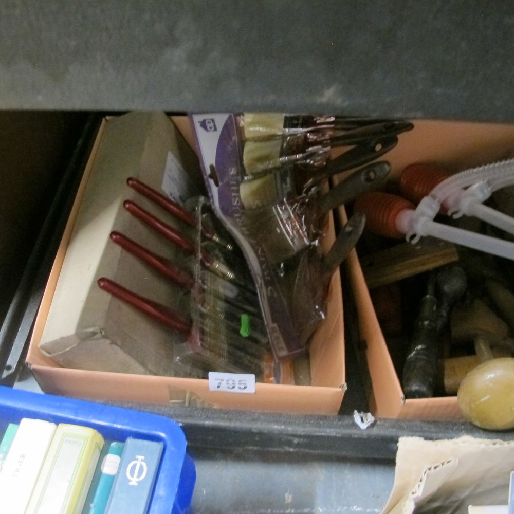 Lot 795: Large box of misc paint brushes