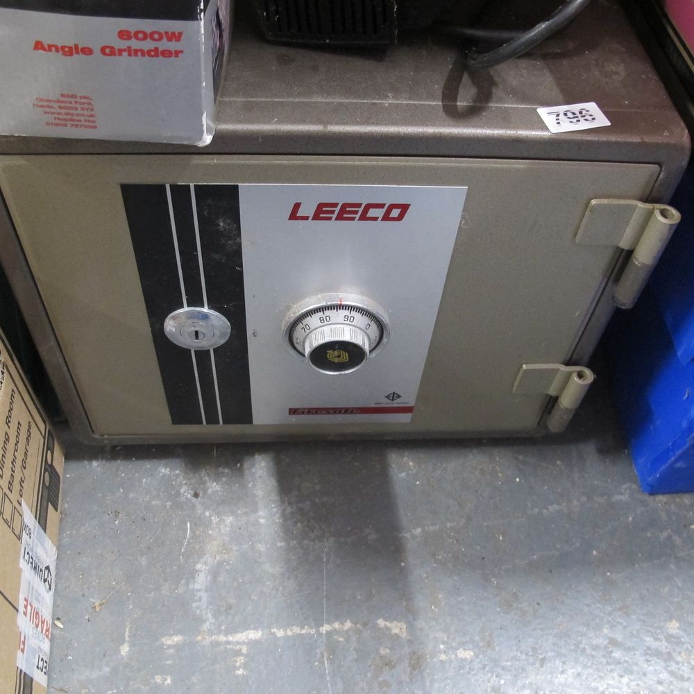 Lot 796: leeco safe heavy duty