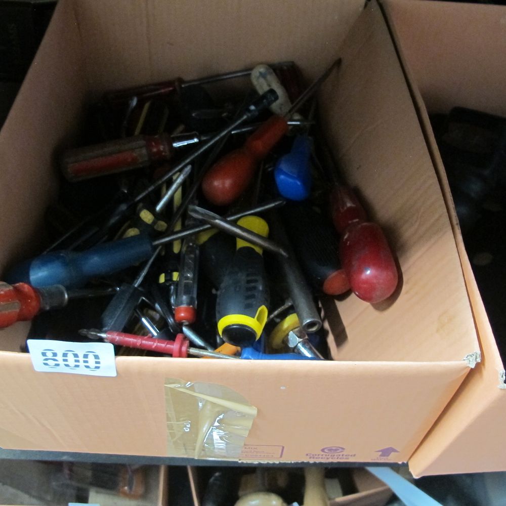 Lot 800: Large box of misc screwdrivers