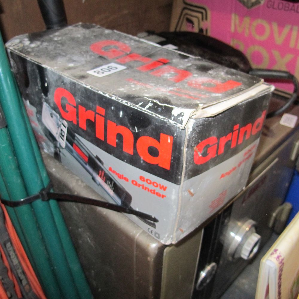 Lot 806: boxed angle grinder