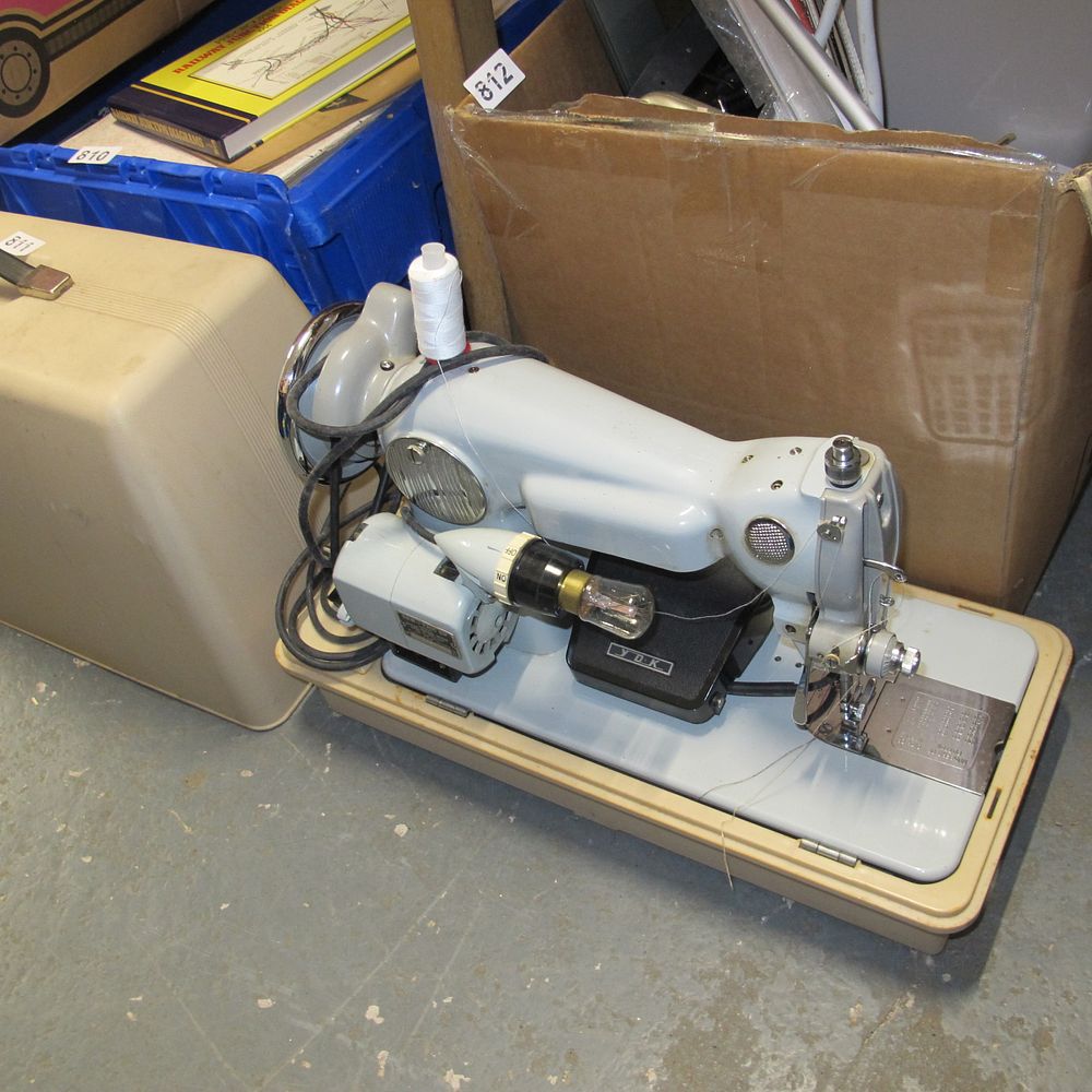 Lot 811: electric sewing machine