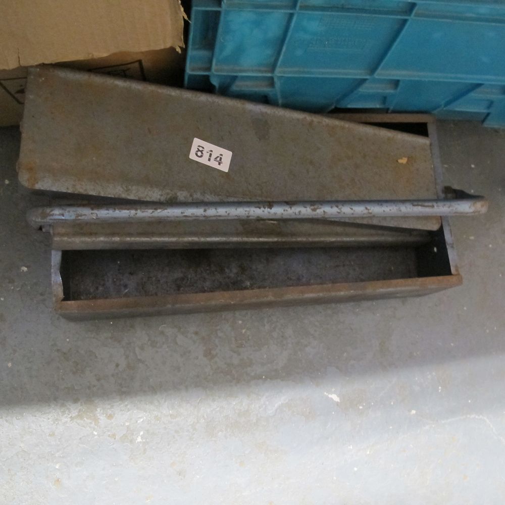 Lot 814: metal tool box