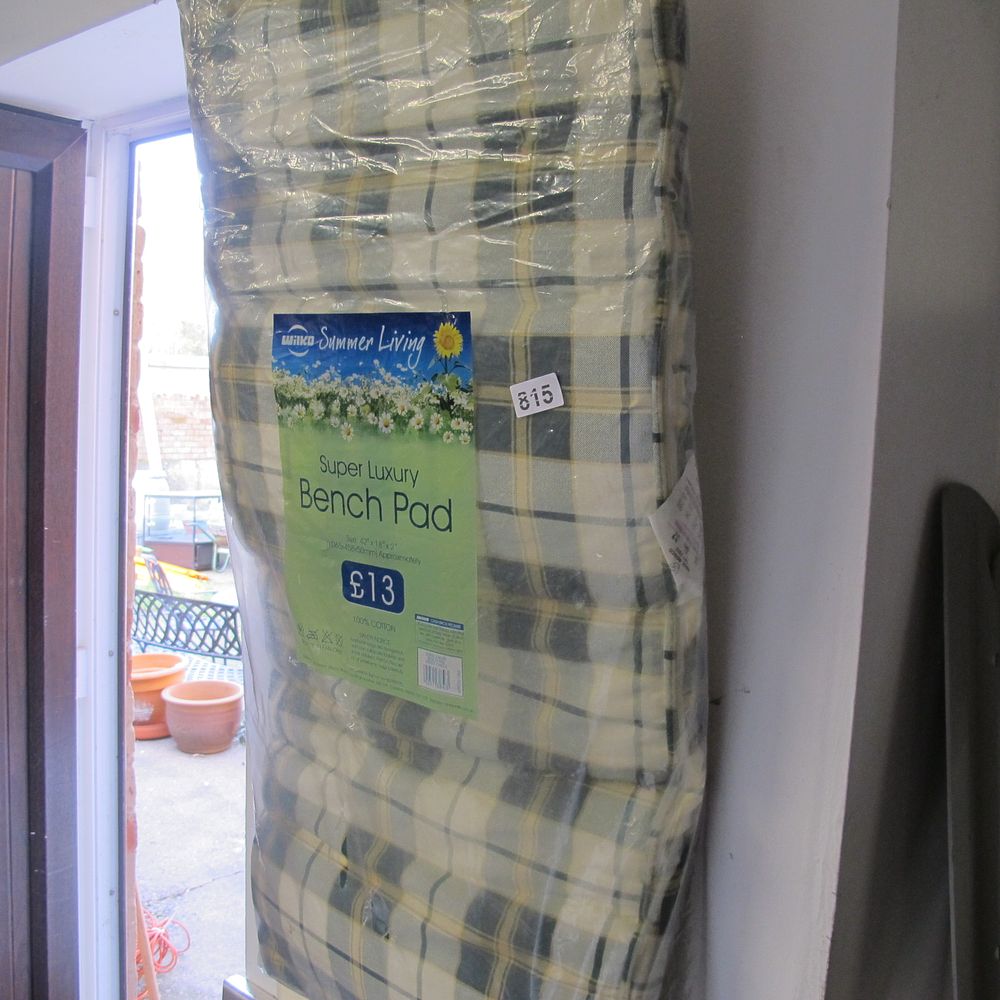 Lot 815: outdoor bench pad