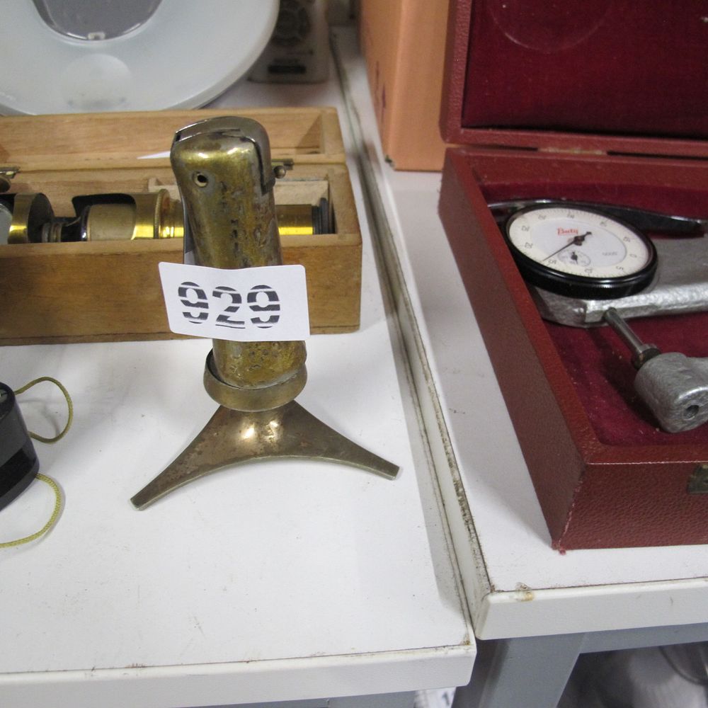 Lot 929: Vintage table lighter