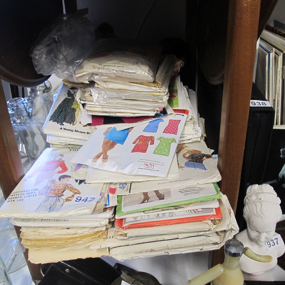 Lot 942: A quantity of vintage sewing patterns