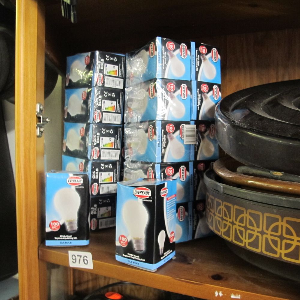 Lot 976: A quantity of light bulbs