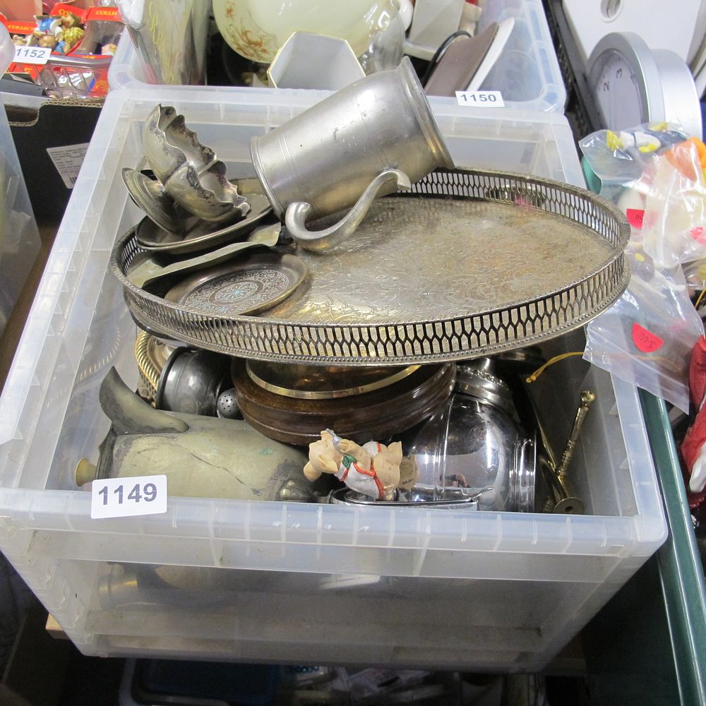 Lot 1149: A tub of various metalwares