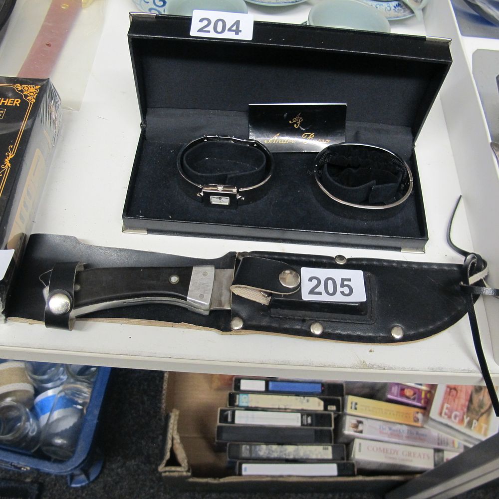 Lot 205: Knife in sheath