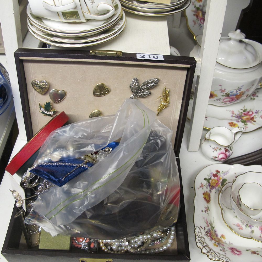 Lot 216: Jewellery box and contents of costume jewellery