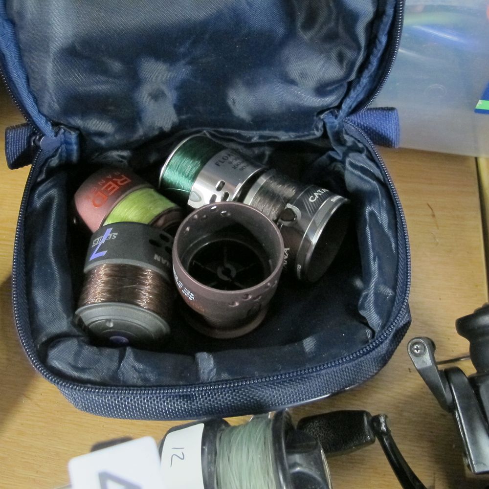 Lot 404: case with 3 fishing spools