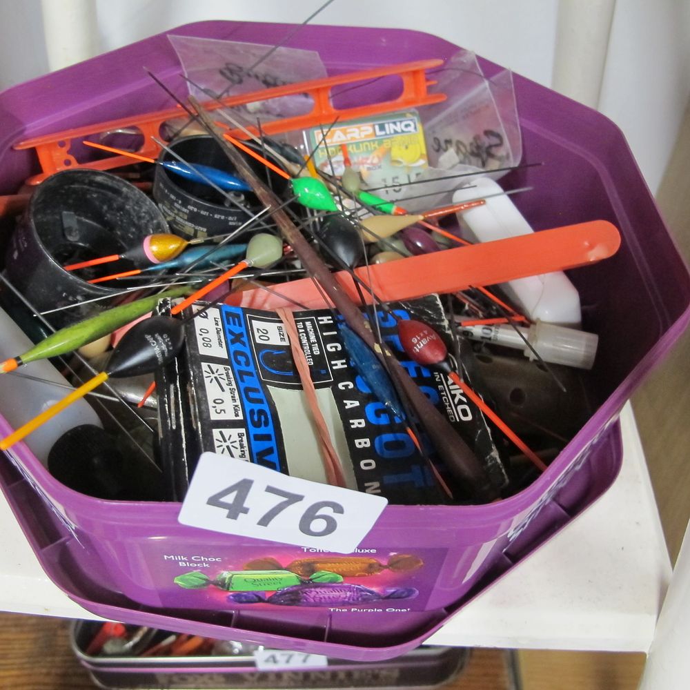 Lot 476: fishing tackle tub misc
