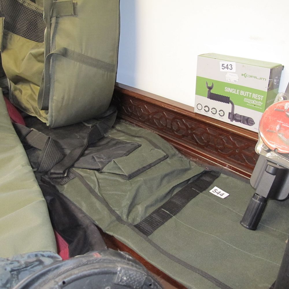 Lot 544: dragon carp fishing rod bag