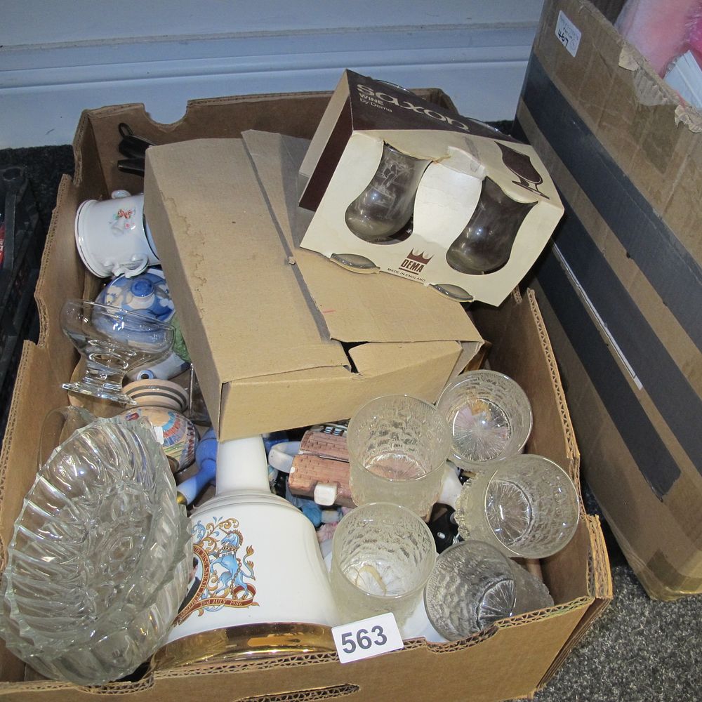 Lot 563: Box of misc.
