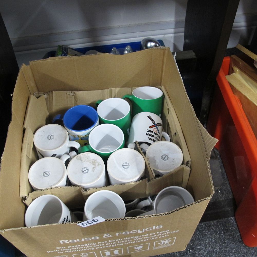 Lot 566: Box of gift mugs